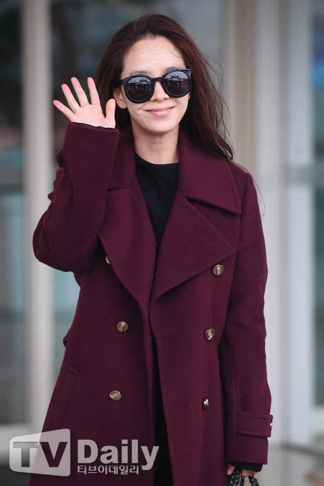 Song Ji-hyo left for Taiwan through Incheon International Airport on the morning of the 6th.Song Ji-hyo is heading for the departure hall with his Airport fashion.[Running Man departure