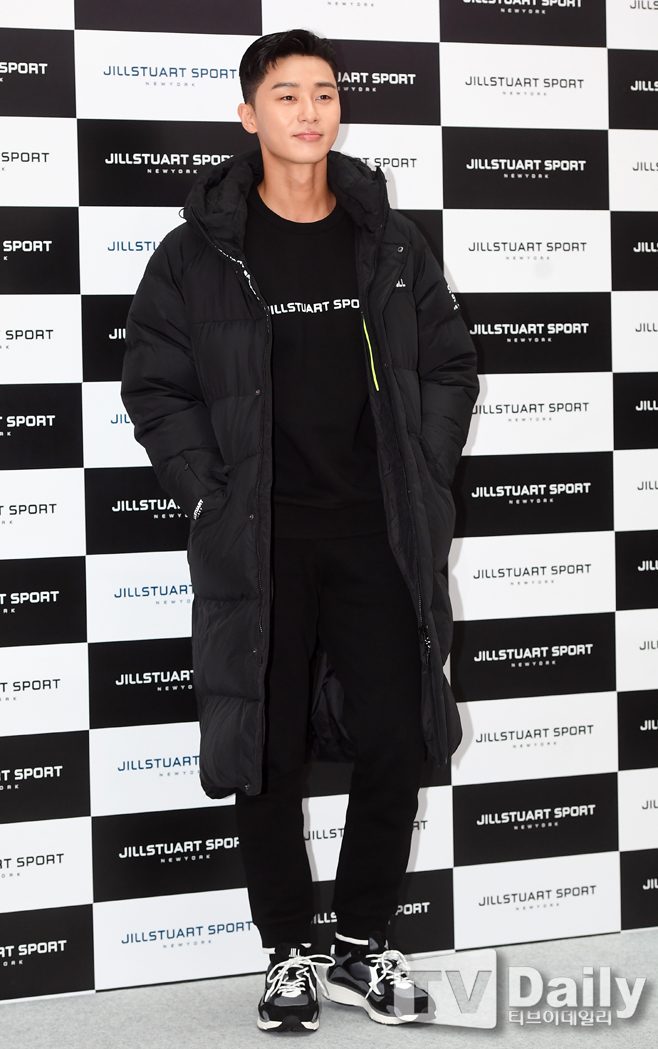Actor Park Seo-joon Jill Stuart Sports Fan Signing was held at Starfield Goyang branch in Gyeonggi Province on the afternoon of the 6th.Park Seo-joon poses on the day.On the other hand, Park Seo-joon received a great love in line with Park Min-young in the TVN drama Why is Kim Secretary, which last July.seo jun seo fan signing