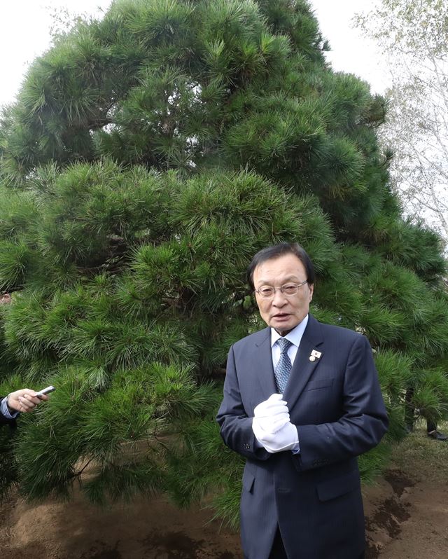 이해찬 더불어민주당 대표가 6일 오전 평양 중앙식물원 10·4 남북공동선언 기념 소나무 앞에서 인사말을 하고 있다.평양사진공동취재단