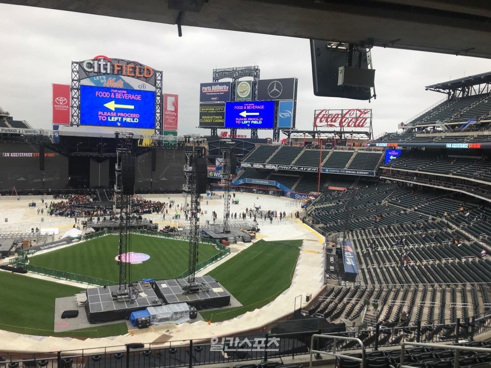 BTS will make its stadium debut at the New York City Mets home stadium in the US Major League on June 6.It is sold out in 15 minutes with a capacity of 40,000 seats, making it popular in the local market.In anticipation of the huge popularity, New York City expanded its subway express and set out to lead the field safety in anticipation of a large crowd at the concert.A large number of police cars were also deployed around the venue, responsible for safety, and the Amies, who were in wheelchairs or on crutches, were also allowed to watch the number comfortably.Sophie of North Carolina, whose entire family claimed to be a BTS fan, said: United Nations speech should be seen by everyone, deeply moved and inspired.Ive been concentrating twice and Ive been crying all along, said Amie, whose father, who is also a father, is surprised that the United Nations speech has gathered topics among young friends.Politicians are also an international stage that is easy to buy criticism, and RM has left a great speech. Amids said of the reason he liked BTS: Its an inspiration to us, its very attractive, talented and they make us better people.The amis met on Line 7 to the theater and shook themselves to the BTS music, expressing their expectations for the performance.At 4 pm, the standing position began, and the Amids ran toward the first row with a sound from the moment they saw the stage that shaped the Amid Logo and the BTS log.The performance begins at 7 p.m.