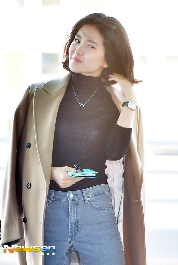 Kim Tae-ri departed for New York City on October 7th, with an Airport Fashion through the Incheon International Airport Terminal #2.Kim Tae-ri is heading to the departure hall on the day.Jang Gyeong-ho