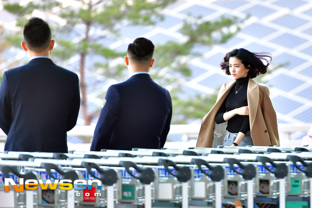 Kim Tae-ri departed for New York City on October 7th, with an Airport Fashion through the Incheon International Airport Terminal #2.Kim Tae-ri is heading to the departure hall on the day.Jang Gyeong-ho