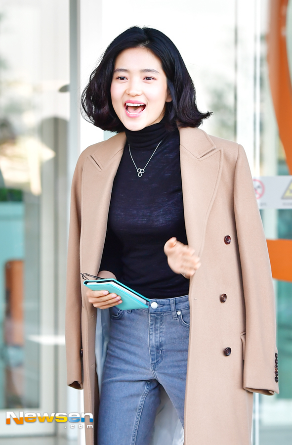 Kim Tae-ri departed for New York City on October 7th, with an Airport Fashion through the Incheon International Airport Terminal #2.Kim Tae-ri is heading to the departure hall on the day.Jang Gyeong-ho