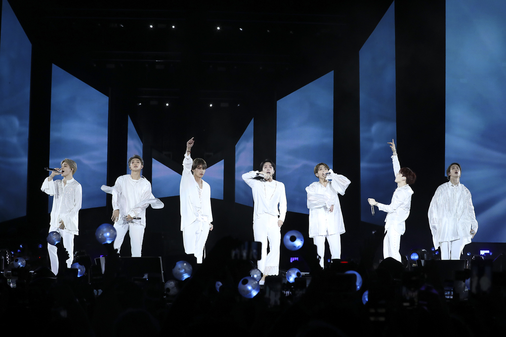 <p>I have come up step by step, and I feel that the summit is finally in front of me, and I think it is the best day of the year.</p><p>After the performance at the Olympic Main Stadium in Jamsil Sports Complex Songpa-gu, Seoul, at the end of August, the group Dark & ​​amp; New World Tour LOVE YOURSELF Wild (RM, JH Hop, Jung, Sugar, Jimin, V, Jungkook) performs at Staples Center in Los Angeles, Oakland Oracle Arena, Fort Worth Convention Center, Hamilton First Ontario Center in Canada, Newark Prudential Center in USA and Chicago United Center in USA On October 6 (local time) in the New York City field finale of the North American tour was brilliantly decorated.</p><p>Dark & ​​amp; Wilds popularity was also a superstar in the field. The Seoul concert, which was held for two days at the Olympic Main Stadium, attracted a total of 90,000 spectators, a total of 45,000 spectators, and made a meaningful recording of 40,000 spectators through a single performance at Citi Field. The first solo concert BTS 2014 LIVE TRILOGY, with 6,000 audiences in total, was held for 3 days from October 18 to 20, 2014 in Seoul, Gyeonggi-do. : EPISODE II. It is about 7 times bigger than THE RED BULLET (Dark & ​​amp; Wild 2014 Live Trilogy: Episode Two The Red Bullet).</p><p>The total number of audiences with the total of 15 tours in North America is 220,000. Tickets are sold all at once, and Dark & ​​amp; Wild proved once again the powerful ticket power. This is a large outdoor venue where only the most popular musicians of popular pop stars such as Beyonce, Lady Gaga and Paul McCartney can hold solo concerts. Dark & ​​amp; Wild remained the first singer to perform solo at this American stadium.</p><p>The atmosphere at the scene was also very hot. Unlike the designated seats, the standing seats were entered on a first come, first served basis. Over 1,500 standing seats who wanted a close-up view of the audience stood in a tent around the venue. The way to wait for the performances was also different. Together with Dark & ​​amp; Some of them were singing wild songs, and fans who matched their fans for the first time with group flash mobs caught my eye. It was an atmosphere reminiscent of a large festival. The New York City Subway Authority (NYCT) showed an unusual move by preventing the congestion on the spot and adding a subway to Citi Field for the convenience of the audience.</p><p>The song, which was released on August 7th, was the title song IDOL (Idol) which was released in August and Love Your Love was released. The members who finished the opening stage greeted the audience in English.</p><p>First of all, RM is Everybody make some noise. Hello we are BTS. Welcome to BTS WORLD TOUR LOVE YOURSELF here in Citi Field.My name is RM Welcome to TOUR LOVE YOURSELF RM, said V. Good to see you again, my name is V. Sugar said, Hi guys My name is SUGA Nice to meet you guys Hello, my name is Jin.</p><p>Jungkook said, Hi guys, nice to meet you. My name is Jung Kook. Lets have fun tonight. Jimin said, ARMY Make some noise. Im Jimin (Ami, shouting, Its nice to meet you, Jimin.) Jay Hop said, Im your hope, youre my hope. Citi Field with LOVE YOURSELF TOUR (I am your hope, you are my hope.Jay Hop! I finally made a Love You Self Tour performance in New York City Field Concert has just come up). </p><p>I also made my own impression on City Field. V said, From Los Angeles, Now its the last night of North America tour. Ji Min said, We are here in Citi Field. Can you believe it?</p><p>Jungkook said, So many dreams came true after our LOVE YOURSELF Answer release (I had a lot of unbelievable things happening since LOVE YOURSELF Answer was released ). Sugar commented on the accomplishments of Billboard No. 1 again, started brand new tour, and the UN speech (Billboard 2nd place, new tour start, UN speech). RM said, It was really an honor. So everybody remember my speech? Id love to get to know everyone, and will you SPEAK YOURSELF and tell me your stories? Do you remember? Im curious about all the Amis stories here.</p><p>I am honored to be the first stadium in the US Thank you, Amy, said Jean, Thank you very much for your fans. did. RM said, This is way more than we expected. We are happy to have you here with our army in New York. I am so glad to be able to do it with the fans in New York, do not push for safety, and go to the festival all the way to the end. Please enjoy. Then I will play next song) I finished the talk time.</p><p>Im fine,  Magic Shop,  I NEED U,  RUN,  DNA,  Save Me,  (D & A), Medley Stage (Hwangyang Boys + Progressive Bullet + Flaming + Kung Fu + Kwak), Airplane Pt. 2 (airplay part to), FAKE LOVE (Fake Love), and remix version MIC Drop with world DJ Steve Aoki.</p><p>Based on advanced facilities such as a large screen and sound system, the members conveyed their unwavering live and tight knives to standstones and floors from the first to fourth floors, and the Dark & ​​amp; Wild fans shouted at the official luminous rod Amy Night in their hands. Amy Night is originally a luminous rod that shines in white, but Member V automatically controls the beginning of what it says to fans  I love you  instead of Bora sun (the expression of meaning to love together as the last color of seven colors rainbow) Sometimes it turned purple. More than 40,000 Amy Chim, one shaking, shook like a purple sea, and produced a breathtaking view.</p><p>In addition to solid teamwork, the group has a number of solo and unit performances in the midst of performances as well as a group of high-level personal talents. As the first soloist, Jay Hop has shown rhythmic rapping and tempered choreography to Trivia Ki: Just Dance Wild as a representative choreography team leader revealed his presence. The youngest member of the team, Jungkook, presented Euphoria with colorful cool choreographic vocals. Jimin, who is considered as the owner of unique and unique emotional vocals, is as enthusiastic as sincerity. He fancied Serendipity and exerted a high-performance performance that showed a good dance line.</p><p>RM, who took the stage after Jimmins bachelor, showed emotional and rhythmic rap in line with Trivia Seo: Love and V with Singularity Soul-filled bass caught the audiences ears. Sugar boasted a variety of charms as well as loud wraps and a chorus part vocals through Trivia 轉: Seesaw stage. Jean, who appeared with playing the piano, performed the upgraded vocals Epiphany and performed the final solo stage with perfect feeling of the unique feeling of the song.</p><p>The unit stage did not disappoint the audience. Jungkook, V and Jungkook, who are in charge of the vocals of the team, showed a beautiful harmony by showing the stage that they could not communicate with. The wrapper line RM, Sugar and Jay Hop show intense charisma by opening Tear I captured the audience.</p><p>The stage of the Angkor, which started with the lights of BTS, Amy Night surfing, and the final screening, was started and the stage was called So What, Anpanman, Answer: Love myself Answer: Love My Self) was filled with a total of three songs. The members said Say cheese, please (please cry out for cheese) and they took a group photo with the audience and left memories.</p><p>Ji Min, the first runner of the ending, said in Korean, I did not really dream that we would be performing here in City Field today. I really can not believe this sight, and today it seems like an unforgettable day. I was really impressed, but I do not think I showed it to you. Im sorry I have to come back next year. I am happy every day because of Amy, said Jean. I feel that we are going to see it again soon though it is the last performance of tour in North America. Sugar said, Citi Field, I thought it was the last performance in North America, but its too bad. The North American tour is the last, but the stadium is the beginning, and I do not know what you mean. Suggesting the possibility of a stadium tour. We have dreamed of you and we are all doing what we imagined, and we promise to see you again next year.</p><p>V said, New Yorkers are enjoying our fans.Its the best in the world.Thats true.Ami you are the brightest part of my universe. Jungkook said, We played the stadium in America for the first time today, it is the best day, we got the best energy on this tour, we will come back and we will do more performances. I want to thank you. Thank you and love you.  Jay Hop said, It is a beautiful beginning. Thank you and thank you.</p><p>Finally, RM said, I am the first singer to perform at the US Stadium and I really appreciate it. New York is an important city. Music changed my life, gave me a dream and gave me a new life. Thank you.  Your eyes and everything really impressed me and allowed me to love myself, he told the audience that they also want to love themselves.</p><p>Dark & ​​amp; Wild told the Citi Field performance on the day through his agency, Big Hit Entertainment. RM opened the door saying, I still feel unbelievable and one of my precious dreams I have dreamed of. I am really glad and glad to be performing at City Field, said Ji Min, I still do not feel like it. I am grateful to all the fans who always support me to see the performances.</p><p>Jay Hop said, It is really meaningful to perform here at City Field, and I think it is another great history of Jay Hops singer activity and life of Chung Ho-seok. In the meantime, I feel that the summit is in front of me.  I want to express my gratitude to our Ami who gave me this infinite glory. Jean expressed I am really glad to perform in such a big place not only in our country but also in America.</p><p>Sugar said, The performance at Citi Field is as big as the performance of the Korean Main Stadium and the Japanese Dome. The size of the venue is the size, but it is more impressive because it is the stage where only a few singers can stand. I want to show the audience to the stage. I want City Field to start.  V said, I was finally able to stand at the City Field Stadium which I dreamed of. I thought I would be performing on a big stage while traveling overseas, but I did not think it would be possible to perform on such a big stage. Jungkook said, It is the first time we have a stadium concert in the US It is a very honorable and special event and I think it is the best day of the year.</p><p>LOVE YOURSELF, which will be performed in 16 cities in 33 times, will be held in October in Europe (OuTo Arena in London, Amsterdam Jieddom in Amsterdam, Berlin Mercedes-Benz Arena in Germany and Paris Accor Hotel Arena in France) It will be followed by the Japan Dome Tour (Tokyo Dome, Kyocera Dome, Nagoya Dome, Yahoo Okudome) which runs until February 2019. Dark & ​​amp; Wild will set up a tour with a total of 79 million viewers on this tour.</p>
