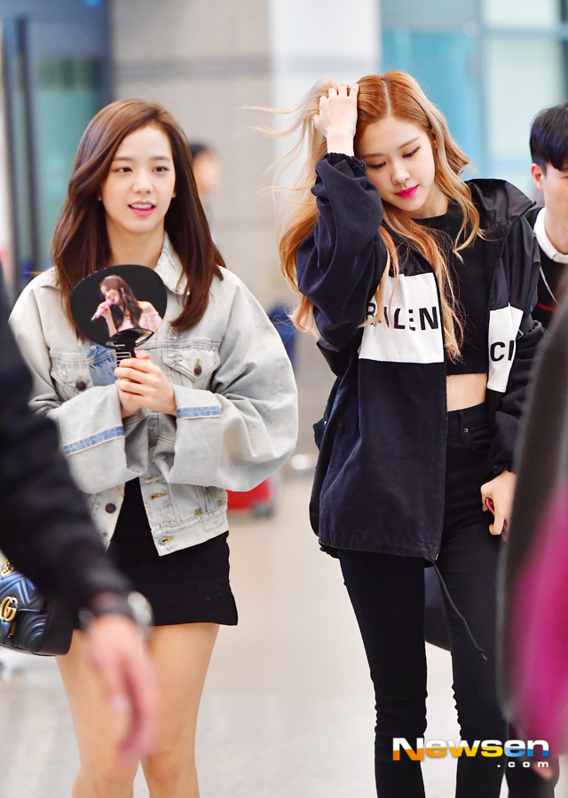 BLACKPINK arrived at the Airport Fashion on the afternoon of October 7th through the Incheon International Airport Terminal 1.BLACKPINK is walking out of the Arrival Point on the day.Jang Gyeong-ho