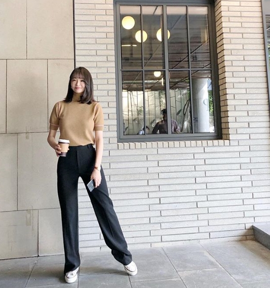 Davichi Kang Min-kyung boasts Original Earl Chan beautyKang Min-kyung posted a picture on his instagram on October 7.The photo shows Kang Min-kyung wearing West Linn High School pants; even uncorrected, the length of the Shining legs catches the eye.kim myeong-mi