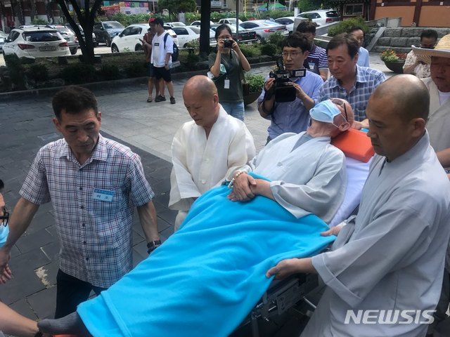 【서울=뉴시스】김진아 기자 = 지난 7월30일 오후 서울 종로구 조계사에서 단식 농성 중이던 설조 스님이 구급차로 이송되고 있다. 2018.07.30  hummingbird@newsis.com