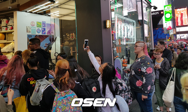 BTS fan club Ami was called to Times Square, the heart of the city center of Light-Based Bulletproof BTS Forever United States of America New York City.The stage is the Line Times Square store, which sells limited edition character products of bulletproof.Fans who began gathering in front of Lines New York City Store from early morning on the 6th (local time) lined up more than 200m long beyond the nearby Minskop theater by 8am.At 7 pm on the same day, Group BTS first United States of America AT & T Stadium Concert was held, and fans from all over the world entered the New York City city center to purchase bulletproof character products.The line stores opening time is 10 a.m.House is Chicago, so I came to New York City Queens yesterday and stayed for a day and I was riding Uber to buy bulletproof character products from dawn, said Amy (19), who was at the front of the line. I really saved the concert ticket this evening.I feel trembling because I think that the moment I was so looking forward to (see bulletproof Concert) is coming soon.The long line was a mix of teenage and middle-aged fans, said Katherine, 45, who said she was a fan of bulletproof, Both daughters love bulletproof.I got the concert ticket for my daughters, but I am sorry that I can not buy mine. So I left the house early to buy souvenirs. BTS fan club Ami had no borders of race and nationality.The souvenir purchase line waited for the opening of the store with the United States of America, as well as the morning, despite the frowning weather of fans from all over the world including India, Vietnam, Japan, China and Mexico.I love bulletproof, regardless of the music genre, but Im not just a black person enjoying hip-hop, said Julia, a reggae-style hip-hop girl.There are a lot of bulletproof fans around me, he said, shouting I love bulletproof in Korean, leading to cheers from other fans.Meanwhile, BTS will hold a World Tour Concert Love Your Self at the United States of America New York City City Field.Tickets for the performance were sold out early, and there are a few fans waiting for tents near the venue.The New York City subway said on the official Twitter on March 3, BTS City Field Concert will be held on Saturday, 6th, and announced that it is planning to organize additional trains and express trains.BTS is a representative of Korea, which has been loved by three albums, including LOVE YOURSELF Her released in September last year and LOVE YOURSELF Tear released in May this year, and LOVE YOURSELF Answer, which has been in the main album chart Billboard 200 for five consecutive weeks. The K-POP group.On Thursday, he performed AT&T Stadium at New York City Field for the first time as a Korean singer.
