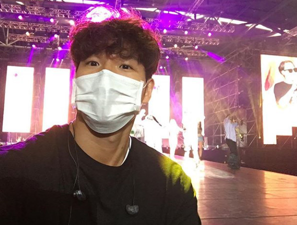Singer Kim Jong Kook has released a Running Man concert recording scene where he plays a Flu.Today, on the 6th, singer Kim Jong Kook said through his personal Instagram account, I have a Flu but # TheFlu cant stop me from #Singing for ma #RMFans!# Taiwan # RMTour #Running ManConcert (I have a Flu, but I can not stop the song for Running Man fans with a picture of the Running Man concert recording scene.In the public photos, Kim Jong Kook caught the attention of fans with a professional look that kept the rehearsal scene even though he had a Flu wearing a mask that covered half of his face.Kim Jong-kook Instagram Capture