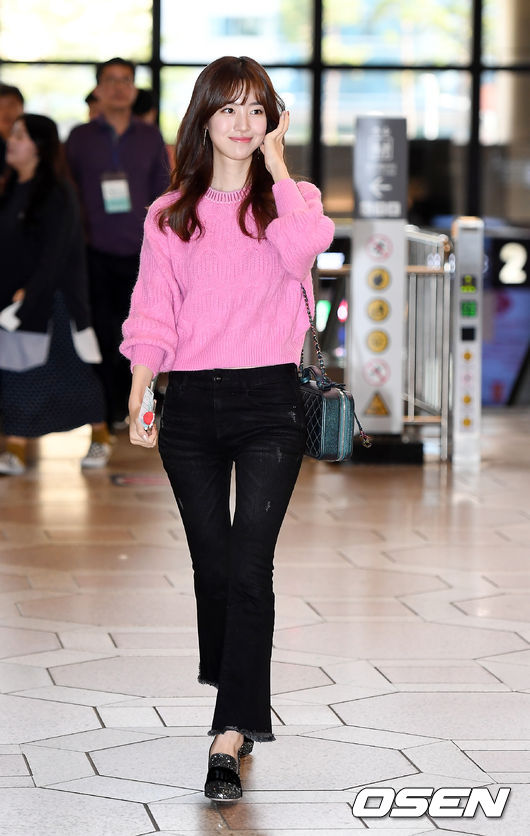 Actor Jin Se-yeon left for Japan through Gimpo International Airport on the afternoon of the 7th to attend the Japanese fan meeting.