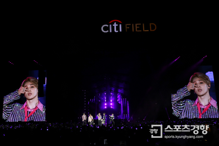 2 First public Bulletproof Newark Concert burns Is this the feeling of love that I only hear in words? / My heart runs toward you from the beginning.I did not know that I would hear this rap lyrics of their song DNA at the concert hall of BTS held at United States of America.That was through the mouth of a teenage black girl. The girl was speaking fast-paced Korean correctly.The Jeonju common cheering method, which calls them Kim Nam-joon/ Kim Seok-jin/ Min Yun-ki/Chung Ho-seok/ Park Ji-min/ Kim Tae-hyung/ Jeon Jeong-guk/ BTS, was also used without any fault.The audience was not able to control the excitement before the performance began.The fever grew even more as music videos such as BTS DNA, Fake Love and MIC Drop flowed into the theater.The sequence of the performances followed the order of the Love Your Self tour that started in Seoul.In the song Save ME, which was released in 2016, it led to Im Fine, which reversed the spelling of the song on this album.Their performances followed the story of the story, which was already shown through the album, - Seung - Jeon - Resolution.There was a sense of excitement that found love, immersion in love, and sadness that lost love.Eventually, their message reached the end of the Love Yourself series, which found the value of narcissism through the process.The members also presented their own solo songs, including the BTS Concerts unique repertoire, Medley, and the unit songs of rapper members and vocal members.What was expected was the members English Re-Ment, which had the highest percentage of Re-Ment, the leader of the UN who successfully delivered his speech.Other members mainly expressed simple moods or Re-Ment, which encourages fans to respond, but RM faithfully performed its role as a messenger by expressing more specific feelings and moods.In the domestic concert, the members Re-Ment took a large part, while the United States of America showed a focus on the perfection of the performance itself.Another performance of their fan ARMY was held in the audience.The United States of Americas amis got up in a group of three or three and danced to their songs as if they were playing a dance battle.Unlike domestic fans who waved in a flurry with their support tool ARMY Bomb, the Armies of United States of America did not hesitate to express themselves by singing a loud song.Local media such as NJ.com, App.com, and News 12 published performance reviews on the day.In addition, nationwide media such as Hollywood Report and Billboard reported on the Newark performance, paying attention to their recent New York City City City Field performance.BTS, which finished its performance in Chicago on the 2nd and 3rd, was the first Korean singer to play the New York City City Field Concert, the United States of Americas first stadium concert.The audience has reached more than 40,000 visitors. At the heart of United States of America culture, K-pop power-stricken people move the stage to Europe and Japan.In December, the company will also be on stage at various awards ceremonies at the end of the year in Korea, but the final lineup of their Love Yourself tour has not yet been completed.This is because they are not limited to North America or Europe.BTS world tour, they can not stop their momentum.