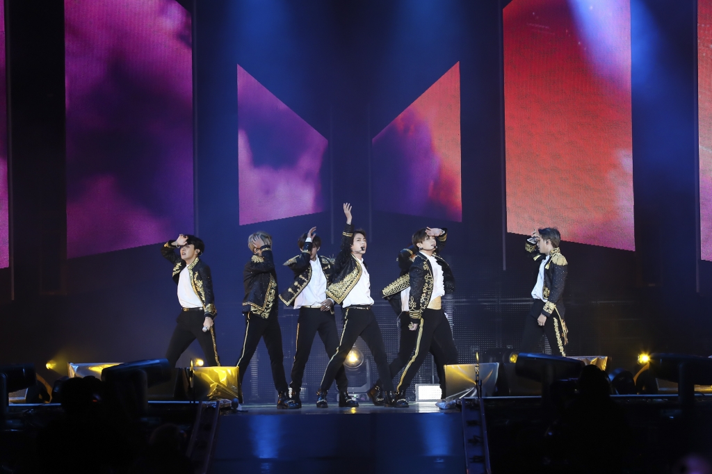 <p>Group Dark & ​​amp; Wild opened a cage of history with a performance in New York City Field with 40,000 Army (ARMY).</p><p>Dark & ​​amp; Wild began her World Tour LOVE YOURSELF performance at New York City Field, USA, at 7 pm (local time) on June 6.</p><p>Sugar said, It was a great honor, said RM, second in Billboard, starting a new tour, and giving a speech to United Nations. Its a great honor to have Jeans first stadium show in America. Thank you. Ami. The fourteen fans in the scene shouted at once.</p>