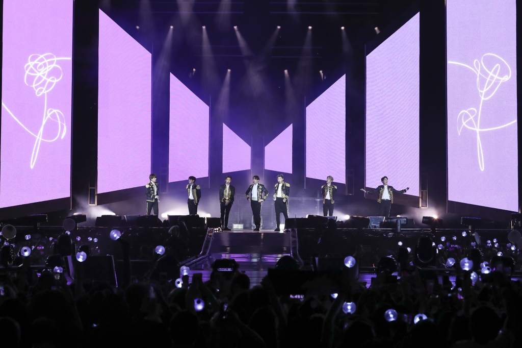 <p>Group Dark & ​​amp; Wild opened a cage of history with a performance in New York City Field with 40,000 Army (ARMY).</p><p>Dark & ​​amp; Wild began her World Tour LOVE YOURSELF performance at New York City Field, USA, at 7 pm (local time) on June 6.</p><p>Sugar said, It was a great honor, said RM, second in Billboard, starting a new tour, and giving a speech to United Nations. Its a great honor to have Jeans first stadium show in America. Thank you. Ami. The fourteen fans in the scene shouted at once.</p>