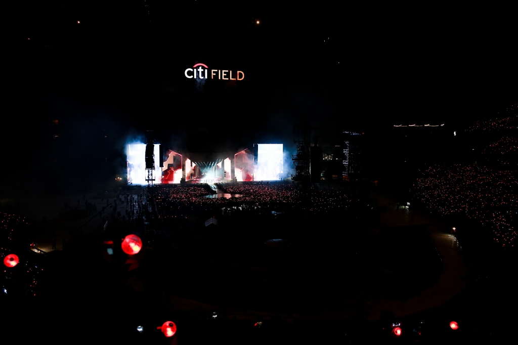 <p>Group Dark & ​​amp; Wild opened a cage of history with a performance in New York City Field with 40,000 Army (ARMY).</p><p>Dark & ​​amp; Wild began her World Tour LOVE YOURSELF performance at New York City Field, USA, at 7 pm (local time) on June 6.</p><p>Sugar said, It was a great honor, said RM, second in Billboard, starting a new tour, and giving a speech to United Nations. Its a great honor to have Jeans first stadium show in America. Thank you. Ami. The fourteen fans in the scene shouted at once.</p>