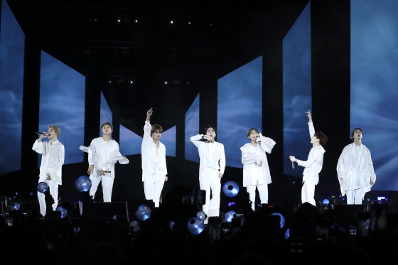 Billboard 200 2nd place, New Tour Starts, United Nations Speech, and First AT & T Stadium Performance at United States of America.I still cant believe it, I feel like one precious dream Ive dreamed of has come true.(RM) group BTS (BTS, RM, Suga, Jean, J-Hope, Jimin, Vu, Jungkook) achieved another dream.40,000 ARMY from around the world shared this historic moment.BTS performed a tour of LOVE YOURSELF at United States of America New York City Field at 7 p.m. on Thursday.Seven members on stage and 40,000 Fan, which filled the stadium, became one for three hours: the BTS and Amis bout festival, which warmed up the autumn night of New York City.The moment Senegalese Ami and Princeton Ami were united...BTS song impresses the mind.City Field, home of the New York City Mets in the Major League, is a place where popular singers such as Paul Meckartney, Beyonce and Lady Gaga performed among pop singers.40,000 seats were sold out simultaneously with the reservation, and this popularity was realized in the atmosphere before the performance.A few days before the performance, 1,500 Fans camped and camped in preparation for the first-come-first-served position, and endless lines continued on the day of the performance.The stagnation from the stadiums entry was also caused by parents vehicles to take their children to the venue; the New York City Subway (NYCT) organized an additional subway to Cityfield.Fan, who came from Senegal and Fan, who came to Princeton, had already become friends, saying, Its fun just to see BTS, and BTS! BTS! BTS!I love the message BTS sends with the song, said one Fan from Long Island, a boy from Indiana who said, The lyrics of BTS songs impress my heart.The lyrics really come to my mind, said Fan, a teenager from New York City.Cityfield performance, another history...What a wonderful Haru BTS said of Cityfield performance its really meaningful.In an interview before the performance, J-Hope said, It is another big history in the life of Jung Ho-seok or the singer activity. Bue said, I will show the best stage for you who are waiting for us outside.I think its going to be a really nice Haru, he said.Jin said, Many audiences sing along with our performances, and I think that many of them will sing along with our songs.Its so good, he said, expressing his thrill.Suga also said, I want to show the audience a better stage without being satisfied with this place. I hope City Field is the beginning.Its a real honour and joy to perform at Cityfield, said Jimin, who was delighted that its still incredible, and a precious dream that Ive dreamed of is coming true.Jungkook also said, It is a great honor and a special thing, and I think it will be the best day of the year.The performance began at 7 p.m., and 40,000 Fans roared at the start of the opening video announcing the start of the performance.In the enthusiasm of these Fans, BTS rewarded with a passionate stage.BTS opened the performance with the title song IDOL of the repackaged album LOVE YOURSELF Answer .After the first stage, BTS told Fans about the meaning of the performance.Jimin said, I can not believe that I am coming to City Field. Jungkook said, Some things that I really do not believe have happened since the release of LOVE YOURSELF Answer.When Suga said, The second Billboard, the start of a new tour, and the United Nations speech, RM said, It was a real honor.I am very honored to have my first AT & T Stadium show in United States of America, said Jean. Thank you very much.Ami and 40,000 Fans of the scene shouted at once.Thank you sincerely for ARMY for realizing your dream.He also performed hits such as DNA, FAKE LOVE, I NEED U, RUN and MIC Drop.The tireless energy filled Cityfield, and the Fans shouts might stop. The solo stage also continued.J-Hope presented Trivia: Just Dance, Jungkook Euphoria, Jimin Serendipity, RM Trivia: Love, Bing Singularity, Suga Trivia: Seesaw and Jin Epiphany respectively.In addition, Jean, Jimin, Bue, and Jungkook performed Tear with RM, Suga and J-Hope teaming Tear.The performance ended with the end of MIC Drop; the Fans continued shouts led BTS to stage the encore with So What and Anpanman.The North American tour was Answer: Love Myself.BTS said: Starting in LA, this performance is the last night of a North American tour. I cant believe its coming to Cityfield.Its a real honour, including the second number one on the Billboard 200, the start of the new tour, the United Nations speech, and the first AT&T Stadium performance in United States of America.I sincerely thank you all for making all this possible. Member Jimin shed tears after the day was not good.BTSs New York City City Field performance with 40,000 Ami was a historical moment and the beginning of another history.SPECIAL THANKS TO THE BIGGEST LOVE ARMYIt was the last message after the performance credits on the day.On the other hand, BTS, which has successfully completed the North American tour after the New York City performance, will perform LOVE YOURSELF European tour in Amsterdam, Germany, Berlin and Paris, starting from Otu Arena in London on the 9th and 10th.