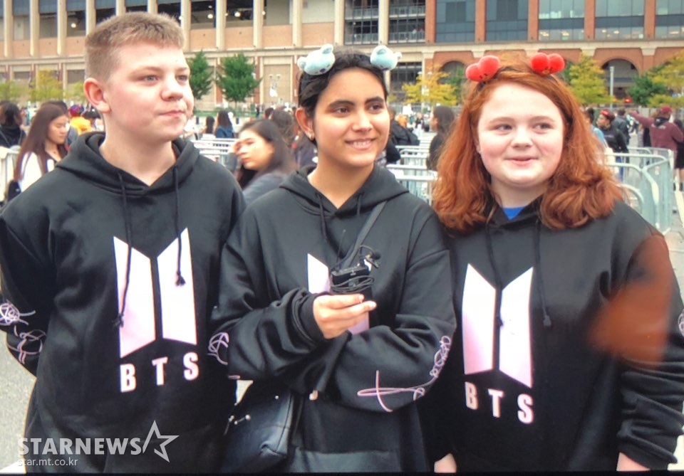 Group BTS successfully completed the performance in the enthusiasm of 40,000 fans at United States of America New York City Field.This was BTS first United States of America Stadium performance.BTS said, I do not believe it. I was thrilled that another dream was realized after the Billboard 200 second place and United Nations speech.All of this is thanks to ARMY (BTS fan club), he said, thanking fans.Ami, which spans all over the world, is a strong supporter of BTS. Amis ball is great for BTS to be in the current world star ranking.How did BTS bring together people of different nationalities and races in the name of Ami?I met Amidl before the BTS World Tour LOVE YOURSELF performance at the United States of America New York City City Field on the 6th (local time) and asked why he liked BTS.I think BTS are good people, said Calia, Teriana and Cuti, from Virginia.BTSs songs are sympathetic to the lyrics, said Gabe Sera and Grace, who are from Indiana. The lyrics are like poetry ().The message of the song is good, said Ashley, Ellinka, Marty and Julia from New Jersey, New York City, Nigeria and Senegal. Its fun and pleasant.I like the positive message, said Lacey and Sophia from Rhode Island, and BTS are good people.Isabella, Jennifer and Amy of Long Island said they like the meaning of music and the hidden, good character, and a lot of talent; the members do everything well.Rebecca and Roslin, from Connecticut, said they support themselves to love themselves, love their fans, have a good message across race and gender.Stephanie, Joyce, Livian and Jasmine of New York City said, The positive message is good, he said. It is really good to love yourself.Their passion, persistence and delight are attractive, and I like the love of fans.Charlotte Riley and Kaley, from Washington DC, were told why BTS seems to be thinking a lot.BTS always tells fans to love yourself - after all, the message is moving fans minds.