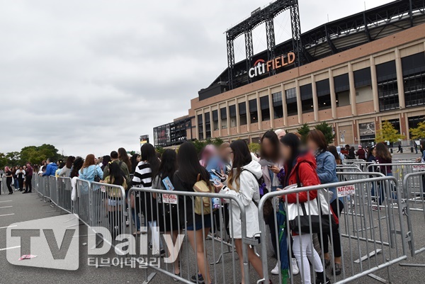 Fan club Ami of Group BTS (BTS) has taken over Cityfield in United States of America New York City.BTS will perform a Love Yourself (LOVE YOURSELF) tour at United States of America New York City Field from 7 p.m. on the 6th (local time).City Field is the home stadium of the United States of America professional baseball team New York City Mets, where top singers such as Paul McCartney, Billy Joel, Beyonce and Lady Gaga have performed mainly around the world.BTS was the first Korean singer to come to this stage and play shoulder with them.The 40,000 tickets have been sold out early, and the scene has been crowded for days with fans who have been crowded to see BTS beyond simple sales.Some fans even set up tent villages in the parking lot of the stadium a week ago.The heat rose to its peak on the morning of the performance. The air was filled with amis.The gathered fans shouted BTS with clothes, cheering sticks, and headbands that could confirm that they were fans of BTS.Fans who sing along or dance along with songs were also seen, responding reflexively to BTSs music that was flowing out during rehearsals.An amateur dance team specializing in cover dance of BTS appeared and performed a surprise stage.The line for the Record of the Grand Historic has also been stretched long for BTS-related items (goods).Early on, the fans spent time bragging about the items they had purchased. They were always cheerful.