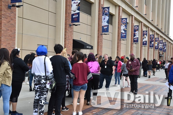 The performance hall of New York City with group BTS literally achieved Phospic acid.BTS will perform a Love Yourself (LOVE YOURSELF) tour at United States of America New York City Field from 7 p.m. on the 6th (local time).City Field is the home stadium of the United States of America professional baseball team New York City Mets, where top singers such as Paul McCartney, Billy Joel, Beyonce and Lady Gaga have performed mainly around the world.BTS was the first Korean singer to come to this stage and play shoulder with them.Early on, 40,000 tickets were sold out, making BTS popularity in United States of America real.Some fans arrived at the venue a few days ago for the standing seats where the order of entry was decided on a first come, first served basis, and waited for the performance.On the day of the performance, Cityfield, which attracted 40,000 people at once, was filled with phosphoric acid, and fan club Ami filled all the interior space from India surrounding the stadium.