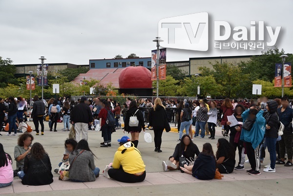 The performance hall of New York City with group BTS literally achieved Phospic acid.BTS will perform a Love Yourself (LOVE YOURSELF) tour at United States of America New York City Field from 7 p.m. on the 6th (local time).City Field is the home stadium of the United States of America professional baseball team New York City Mets, where top singers such as Paul McCartney, Billy Joel, Beyonce and Lady Gaga have performed mainly around the world.BTS was the first Korean singer to come to this stage and play shoulder with them.Early on, 40,000 tickets were sold out, making BTS popularity in United States of America real.Some fans arrived at the venue a few days ago for the standing seats where the order of entry was decided on a first come, first served basis, and waited for the performance.On the day of the performance, Cityfield, which attracted 40,000 people at once, was filled with phosphoric acid, and fan club Ami filled all the interior space from India surrounding the stadium.