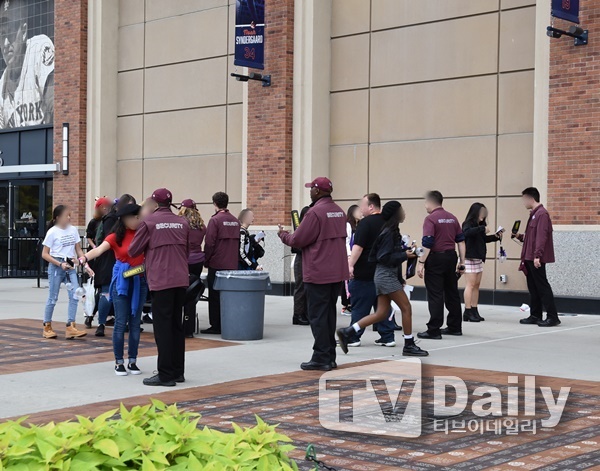 Group BTS (BTS), which is about to perform at United States of America New York City, was fully committed to safety; the start was a thorough security search.BTS will perform a Love Yourself (LOVE YOURSELF) tour at United States of America New York City City Field from 7 p.m. on 6Work (local time).City Field is the home stadium of the United States of America professional baseball team New York City Mets.Paul McCartney, Billy Joel, Beyonce, Lady Gaga and other top singers around the world have performed mainly. BTS is the first Korean singer to come to this stage.More than 40,000 Ami (BTS fan club) gathered at the scene; age, nationality, gender, and age all varied.There were fans who arrived before SuWork, tented in the parking lot and waited for the performance.BTS has conducted security searches for the audience since Work.The procedure was relatively complicated, with the possessions and body Caught in the Web at the same time, but most of the fans responded without any complaints.He will also do so, BTS has been surrounded by bloody rumors, including members being threatened with murder before the Work performance.In March last year, before the United States of America Anaheim performance, a message threatening Ji Min was posted on social networking services, and in May and July, a message was posted to threaten members at United States of America Fort Worth and Los Angeles performances, creating tension.In fact, the Byul other Work did not happen, but the agency said it plans to take the necessary measures to do its best to threaten the safety of its members, leaving the position.