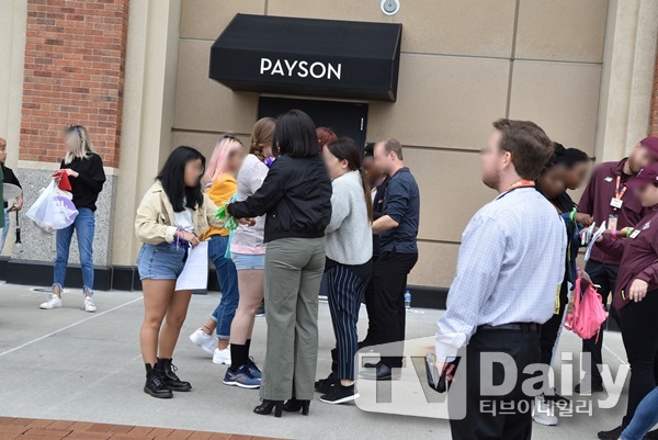 Group BTS (BTS), which is about to perform at United States of America New York City, was fully committed to safety; the start was a thorough security search.BTS will perform a Love Yourself (LOVE YOURSELF) tour at United States of America New York City City Field from 7 p.m. on 6Work (local time).City Field is the home stadium of the United States of America professional baseball team New York City Mets.Paul McCartney, Billy Joel, Beyonce, Lady Gaga and other top singers around the world have performed mainly. BTS is the first Korean singer to come to this stage.More than 40,000 Ami (BTS fan club) gathered at the scene; age, nationality, gender, and age all varied.There were fans who arrived before SuWork, tented in the parking lot and waited for the performance.BTS has conducted security searches for the audience since Work.The procedure was relatively complicated, with the possessions and body Caught in the Web at the same time, but most of the fans responded without any complaints.He will also do so, BTS has been surrounded by bloody rumors, including members being threatened with murder before the Work performance.In March last year, before the United States of America Anaheim performance, a message threatening Ji Min was posted on social networking services, and in May and July, a message was posted to threaten members at United States of America Fort Worth and Los Angeles performances, creating tension.In fact, the Byul other Work did not happen, but the agency said it plans to take the necessary measures to do its best to threaten the safety of its members, leaving the position.