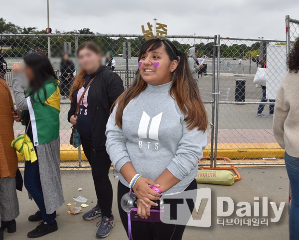 There were many reasons why Ami (a fan club at BTS) was enthusiastic about BTS, but the conclusion was that BTS is a group that you cant help but like.BTS began a Love Yourself (LOVE YOURSELF) tour at United States of America New York City Field from 7 p.m. on the 6th (local time).The venue is a space where 40,000 audiences can be collected, and tickets sold out early and showed the interest of United States of America fans toward BTS.For this performance, fans gathered at the former World quickly a few days ago enjoyed waiting in their own way.He sang or sang along to the music of BTS that was flowing out during rehearsals, and danced along. Fans who bought and wore Goods (products) and took commemorative photos were also noticed.It was a BTS.The reason they were in BTS was clear: as soon as the questions were asked, they had a good music and performance, so the message was clear.Some of them gave unconditional support to the answer Its just BTS.The song (BTS) itself is an inspiration, said Stephanie from Long Island, and I think she has a good voice and a really good personality.Stephanies favorite member was Suga.Stephanies friends, who came together, shouted out the government and Jimin and said, It seems to be a lot of embarrassment, and I feel ashamed and charismatic.William Park, who came from New Jersey, said that he liked BTS because he thought that he was more like The Artist than other K-pop groups.He said, Performance and Love Live! Other Love Live!I have seen a lot of performance, but if other entertainers learn to dance, BTS seems to express emotions sensibly. BTS is an inspiration, Tina said, who has been wearing costumes like Sugas in concept photo, especially the message they give is good.Thank you very much to BTS, everything, said Candal, who wore Sugas costumes, especially for the message.I want them to look back at themselves like a message that says Love Yourself.Grace said, Its really powerful and beautiful, and the reason you like BTS isnt just your face. She said, I especially like J-Hope.J-Hope is a really pleasant and wonderful dancer. Emma, who is attending Boston University, said, I do not like entertainers in the first place, but the reason I liked BTS is that I like the message I want to convey.In particular, Love Yourself seems to be able to sympathize with everyone. (BTS) gives us a reason why we should live hard, Elisha and Olla, who came with their parents from North Carolina, said.My father, who followed her daughter, laughed when she said, I always listen to bulletproof songs because of my daughter.Some called BTS a lucky man of life.Ami from Mexico said, I had a little depression, but I could forget the depression through BTS and be happy.Another Amid said, I had a depression, but I was calmed down by listening to BTS songs.I had a lot of depression and anxiety disorders, but I was calmed down a lot through BTS songs, said Dory, from Philadelphia. Thank you to BTS, they saved my life.Among the audience, there was an amateur dance team clearer who played BTS cover dance, and those who love K-pop said they will cover various K-pops starting with BTS.The reason they liked BTS was humility. They were always humble, even though they were famous. They have integrity.The other artist is only playing music or dance, but BTS applauded, saying that the music video was like a work. The simplest but most memorable answer came from Empress Matilda from Maryland, who asked, Can you not like BTS?Emma, who came with her, said, I like the message they are trying to convey, and Christina said, I feel the message when I sing.Empress Matilda said, I was also proud when I heard it in rehearsals, and Emma said, I am proud that the Asians are telling the former World people their faces.City Field is the home stadium of the United States of America professional baseball team New York City Mets, where all world-famous top singers such as Paul McCartney, Billy Joel, Beyonce and Lady Gaga have performed mainly.BTS was the first Korean singer to come to this stage.