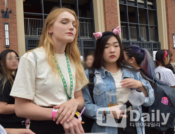 There were many reasons why Ami (a fan club at BTS) was enthusiastic about BTS, but the conclusion was that BTS is a group that you cant help but like.BTS began a Love Yourself (LOVE YOURSELF) tour at United States of America New York City Field from 7 p.m. on the 6th (local time).The venue is a space where 40,000 audiences can be collected, and tickets sold out early and showed the interest of United States of America fans toward BTS.For this performance, fans gathered at the former World quickly a few days ago enjoyed waiting in their own way.He sang or sang along to the music of BTS that was flowing out during rehearsals, and danced along. Fans who bought and wore Goods (products) and took commemorative photos were also noticed.It was a BTS.The reason they were in BTS was clear: as soon as the questions were asked, they had a good music and performance, so the message was clear.Some of them gave unconditional support to the answer Its just BTS.The song (BTS) itself is an inspiration, said Stephanie from Long Island, and I think she has a good voice and a really good personality.Stephanies favorite member was Suga.Stephanies friends, who came together, shouted out the government and Jimin and said, It seems to be a lot of embarrassment, and I feel ashamed and charismatic.William Park, who came from New Jersey, said that he liked BTS because he thought that he was more like The Artist than other K-pop groups.He said, Performance and Love Live! Other Love Live!I have seen a lot of performance, but if other entertainers learn to dance, BTS seems to express emotions sensibly. BTS is an inspiration, Tina said, who has been wearing costumes like Sugas in concept photo, especially the message they give is good.Thank you very much to BTS, everything, said Candal, who wore Sugas costumes, especially for the message.I want them to look back at themselves like a message that says Love Yourself.Grace said, Its really powerful and beautiful, and the reason you like BTS isnt just your face. She said, I especially like J-Hope.J-Hope is a really pleasant and wonderful dancer. Emma, who is attending Boston University, said, I do not like entertainers in the first place, but the reason I liked BTS is that I like the message I want to convey.In particular, Love Yourself seems to be able to sympathize with everyone. (BTS) gives us a reason why we should live hard, Elisha and Olla, who came with their parents from North Carolina, said.My father, who followed her daughter, laughed when she said, I always listen to bulletproof songs because of my daughter.Some called BTS a lucky man of life.Ami from Mexico said, I had a little depression, but I could forget the depression through BTS and be happy.Another Amid said, I had a depression, but I was calmed down by listening to BTS songs.I had a lot of depression and anxiety disorders, but I was calmed down a lot through BTS songs, said Dory, from Philadelphia. Thank you to BTS, they saved my life.Among the audience, there was an amateur dance team clearer who played BTS cover dance, and those who love K-pop said they will cover various K-pops starting with BTS.The reason they liked BTS was humility. They were always humble, even though they were famous. They have integrity.The other artist is only playing music or dance, but BTS applauded, saying that the music video was like a work. The simplest but most memorable answer came from Empress Matilda from Maryland, who asked, Can you not like BTS?Emma, who came with her, said, I like the message they are trying to convey, and Christina said, I feel the message when I sing.Empress Matilda said, I was also proud when I heard it in rehearsals, and Emma said, I am proud that the Asians are telling the former World people their faces.City Field is the home stadium of the United States of America professional baseball team New York City Mets, where all world-famous top singers such as Paul McCartney, Billy Joel, Beyonce and Lady Gaga have performed mainly.BTS was the first Korean singer to come to this stage.