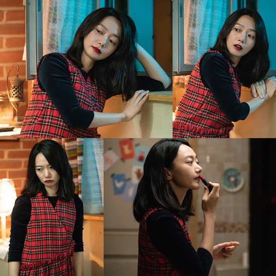 Best divorce Bae Doona makes a surprise surprise transform.On October 8, KBS 2TVs new Mon-Tue drama Best Divorce will be broadcast for the first time.The Best Divorce is a love comedy that draws pleasant and frank differences in men and womens thoughts about love, marriage, and family.The story of a divorce couple who solves it in a completely different color seems to give fun and sympathy to the house theater.Above all, Bae Doonas lovely transform is drawing attention from viewers.In the play, Bae Doona will break down into a female gangwon with a hairy and ragged personality, and will meet Cha Tae-hyun and a titular couple.Bae Doonas natural transform, which was shown in the teaser and still cut, added a lot of anticipation to Hers comeback.Meanwhile, on October 7, the production team of Best Divorce unveiled Bae Doona of Feelings, which is completely different from the previous still cut.It is a still cut with a red Lipstick and a picture of Kang Hwi-ru in the play which is making a surprise transform.In the photo, Kang Hui-ru is making a hard makeup, but it is an awkward Feelings where he is.The hand of the river whistle applying Lipstick to his lips seems to be endlessly sloppy and clumsy, followed by the makeup, and the river whistle is taking a sexy pose leaning against the window.It is more eye-catching because it is cute to see if it does not work like mind, and the lips are sticking out.What is the reason for Hers transformation?In addition, the acting of Bae Doona, who will express Kang Hwi-ru lovingly, also raises expectations.Since Bae Doona showed excellent character digestion power of each work, attention is focused on what kind of Kang Hwi-ru with Her color is.The production team of Best Divorce said, Kang Hwi-ru, played by Bae Doona, is a character with warm affection and human charm, and has a charm that can not but be loved.I hope you will see Kang Hui-ru and Bae Doona play in the play, he said.Meanwhile, KBS 2TVs new Mon-Tue drama Best Divorce is attracting a lot of attention with the lineup of actors such as Cha Tae-hyun, Bae Doona, Eel and Son Seok-gu.It will be broadcasted at 10 pm on October 8th.Photo = KBS 2TV