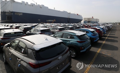 트럼프 "한국車, 관세 면제 검토" 지시에 자동차업계 '기대감' (서울=연합뉴스) 도널드 트럼프 미국 대통령이 한국에 대한 수입 자동차 관세 부과 면제를 "검토해보라"고 지시한 것과 관련, 국내 자동차업계는 우려했던 '재앙'은 피해갈 수 있을 것이라는 기대감이 커지게 됐다.      사진은 지난 3월 울산 현대자동차 수출선적부두의 모습. 2018.9.26      photo@yna.co.kr      (끝)