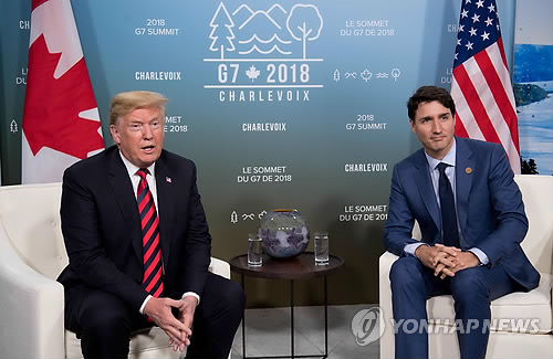 美·캐나다 "나프타 대체 새 무역협정 USMCA 합의" 발표       (라말베<캐나다> AFP=연합뉴스) 미국과 캐나다가 30일(현지시간) 북미자유무역협정(NAFTA·나프타) 재협상을 타결했다.       미국, 캐나다, 멕시코는 이번 합의를 통해 1994년 체결된 나프타를 대체하는 새 무역협정 '미국·멕시코·캐나다 협정(United States-Mexico-Canada AgreementㆍUSMCA)'을 출범시키기로 했다고, 이날 밤 공식 발표했다. 사진은 지난 6월8일 캐나다 퀘벡주 라 말베에서의 주요7개국(G7) 정상회동 당시 미국 트럼프 대통령과 캐나다의 쥐스탱 트뤼도 총리가 만나고 있는 모습.      bulls@yna.co.kr  (끝)