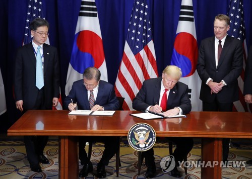 문재인-트럼프, '한-미 FTA 정상 공동성명' 서명 (뉴욕=연합뉴스) 배재만 기자 = 문재인 대통령과 도널드 트럼프 미국 대통령이 24일 오후 (현지시간) 미국 뉴욕 롯데 뉴욕팰리스 호텔에서 열린 '한미 자유무역협정(FTA) 서명식'에서 '한미 자유무역협정(FTA)에 관한 공동성명'에 서명하고 있다. 2018.9.24      scoop@yna.co.kr  (끝)