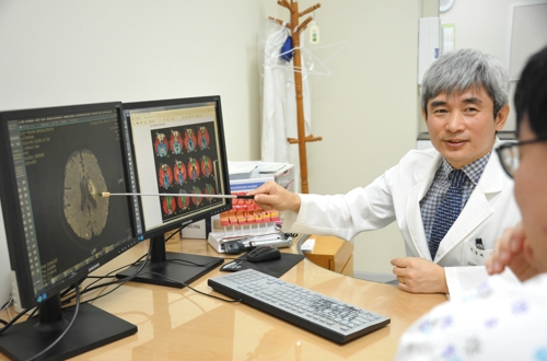 동국대 김동억 교수가 뇌 혈류 지도를 활용해 뇌경색 환자 진료를 하는 모습 [한국표준과학연구원 제공=연합뉴스]