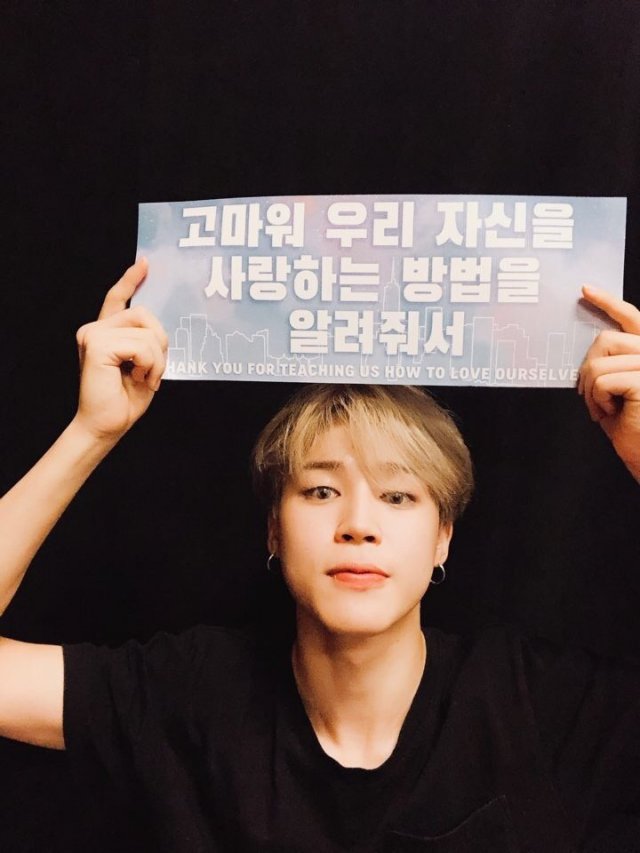 It was a printed Korean word, written in each of the cheering slogans that 40,000 viewers raised toward BTS at the City Field Stadium in New York on the evening of the 6th.The English language phrase Thank you for teaching us how to love ourself was only added in small letters as if it were seen under Hangul.With the Kpop craze, the perception that Korean is cool, sophisticated and the tendency to spouse Korean is spreading around the world.The proportion of Korean titles and lyrics is also increasing in the domestic music industry.When we look back on the past when English language was mixed with Korean, which was once a part of idol dance songs, the alien language of unidentified insomnia was full.Korean lyrics Real-time Translation, CuriosityFans who visited the performance hall of BTS on the 6th responded that they really sympathize with Korean lyrics.As it is common to convey the contents of favorite idol song lyrics and video entertainment program conversations in real time through Twitter or YouTube, interest in Korean is also increasing.Full Korean songs, spread communication with overseas fansKorea song agencies are also keen to create Korean song titles and lyrics.In the early 2010s, girl group F-X was attracting attention, and if the combination of unique words and the lyrics of alien words were fresh in Nuye Pio and Hot Summer, they prefer Korean sentences and phrases that can be fully understood these days.How the narratives of each group and their own stories unfold across songs and albums has become important in maintaining the core fandom, Kim said. The reason for the value of the whole Korean lyrics has risen rather than the sudden repetition of Baby or the singular stimulation of a combination of strange words.It is well understood from the perspective of overseas fandom that the lyrics that are talked about in Korean are translated and digested.Interest in Korean is also seen in overseas bookstores such as Amazon.com.Learn Korean with BTS (Learning BTS and Korean) published last year has taken two films this year, and many Korean textbooks written by foreigners are gaining popularity.As more Kpop fans have become more popular, more and more Korean education books are being written by locals, reflecting on their know-how learned and learned in Korean learning, said Kang Woo-sung, a writer who wrote Kpop Dictionary, which sold more than 10,000 copies overseas.T-shirts with Korean prints like I Love You are also popular.It looks like the popularity of Japanese T-shirts in the English language, said Kang. I love you and thank you more than Korean-language costumes are more popular than images, he said.im hee-yunI love you. Thank you.