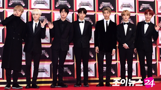 Group BTS receives the youngest Medical of Culture everAccording to Blue House on the 8th, State Council decided to award the BTS a medal.We decided to award the Medal of Culture to BTS (7 people) for the development of popular culture and arts such as the spread of Korean Wave, said Kim Eui-gyeom, a spokesman for Blue House. Many young people from abroad are calling Korean lyrics as a group, contributing not only to the spread of Korean Wave but also to the spread of Hangul.The Medal of Culture is a medal awarded to a person who has contributed to the State Peace and Development Council by establishing a contribution to the development of culture and arts.As a result, BTS became the first idol and the youngest ever Medal of Culture recipient.Meanwhile, BTS held its first solo performance in Korea Singer at City Field Stadium in New York City on June 6.He is also writing the K-pop first history, including United Nations speech and Billboard charts.Contribution to Korean Wave and Hangul Diffusion.
