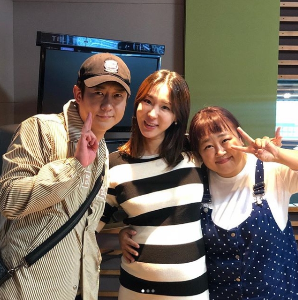 KBS Cool FM Discovery of the afternoon Lee Ji-hye, a broadcaster from the group shop, was released with the first broadcast certification photo.Discovery of the afternoon Lee Ji-hye Official Instagram on October 8 Shopdys best friend who ran a step for the first room of the shop! Celebration mission of the righteousness!Chun Myung-hoon, Hong Yoon Hwa Thank you ~ I will take you to Bora (visible radio) next time and the photo was posted.In the photo, Hong Yoon Hwa, who appeared as a guest on the day, and Lee Ji-hye, who takes pictures with Chun Myung-hoon.Hong Yoon Hwa and Chun Myeong-hun are taking cute V-poses: Lee Ji-hyes convex boat pulls out Eye-catching.The fans who responded to the photos responded such as The boat is out of the way, The guest is also nice and Welcome.delay stock