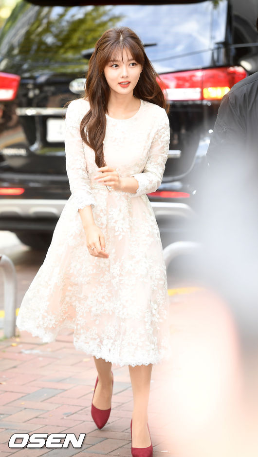 Actor Kim Yoo-jung photo time is held at the launch event of the new product launched at the Lanez Lee University flagship store in Ewha Womans University, Seodaemun-gu, Seoul on the 8th.