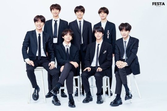 BTS receives a decoration from the government on the 9th.On the 8th, President Moon Jae-in decided to award the culture of the flowerhouse to the BTS members at the Cabinet meeting held at Blue House.It is the decoration for the development of popular culture and arts and the spread of Korean Wave.BTS is contributing not only to the spread of Korean Wave but also to the spread of Hangul, said Kim Eui-kyeom, a spokesman for Blue House, borrowing Prime Minister Lee Nak-yeon.In August, BTS was nominated for the 2018 Korea Popular Culture and Arts Award award. Kim Min-ki, Ko Dong-jin, actor Lee Soon-jae Kim Young-cheol Kim Hae-ryong, Sung Woo Lee Geun-wook, Cube Entertainment CEO Shin Dae-nam, Korea Broadcasting Writers Association Advisor Kim Ok-young, Korea Performing Artists Association Kim In-bae, He was named with his back.This marks the youngest ever BTS to debut in 2013 and receive cultural decorations; BTS was awarded the Minister of Popular Culture and Arts Award in 2016.Cultural decoration is a decoration that is awarded to those who have contributed to the improvement of national culture and national development by establishing a contribution to the development of culture and arts.big hit