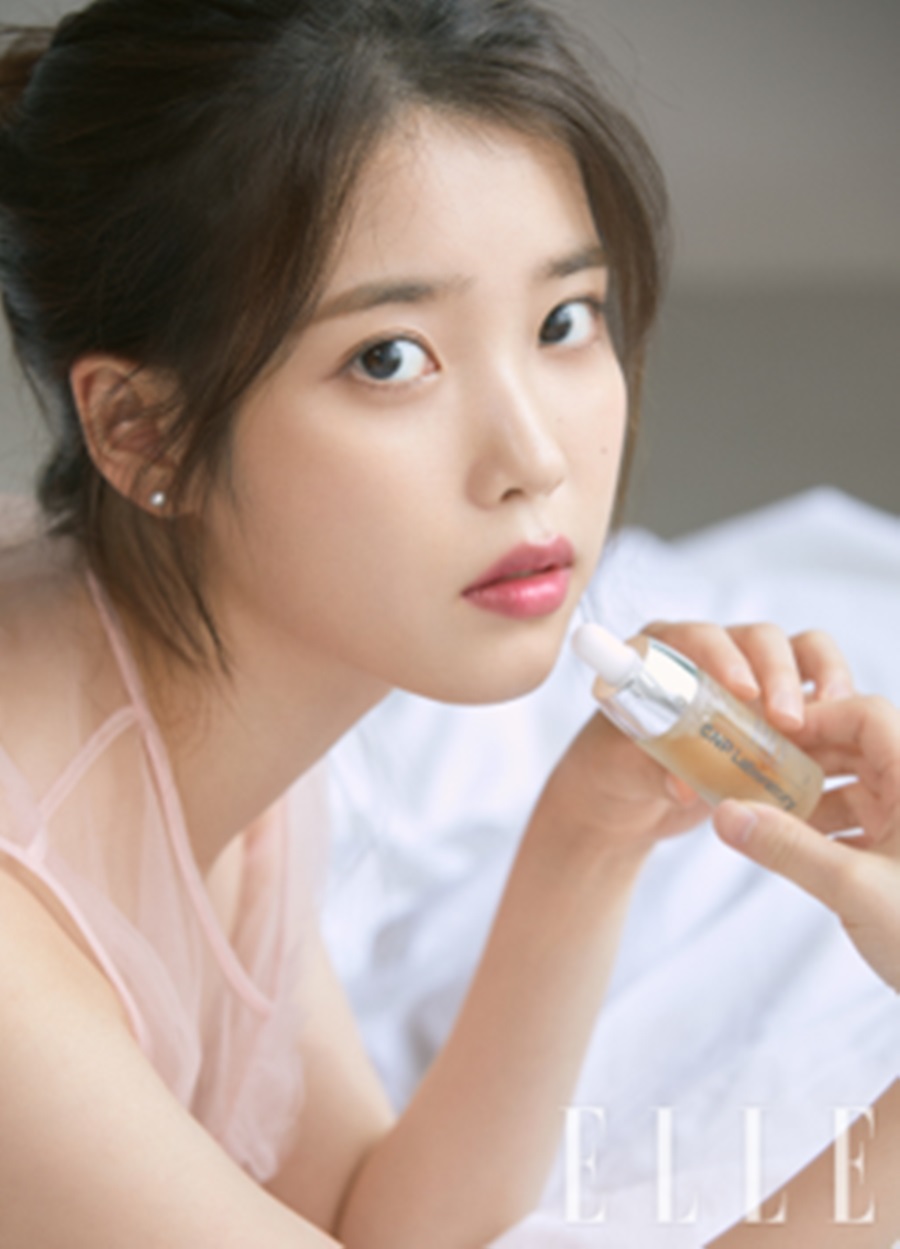A picture of singer IU has been released.On the 8th, fashion magazine Elle released a picture with IU.This picture, which was held under the theme of As time goes by, captures the daily stage of Supernatural IU.The IU perfectly digested the Supernatural mood pictorial with bright toned costumes and delicate radiance.Meanwhile, IU will hold 2018 IU 10th Anniversary Tour Concert - Now in seven cities in Asia as well as Seoul, Gwangju and Busan from October to December.