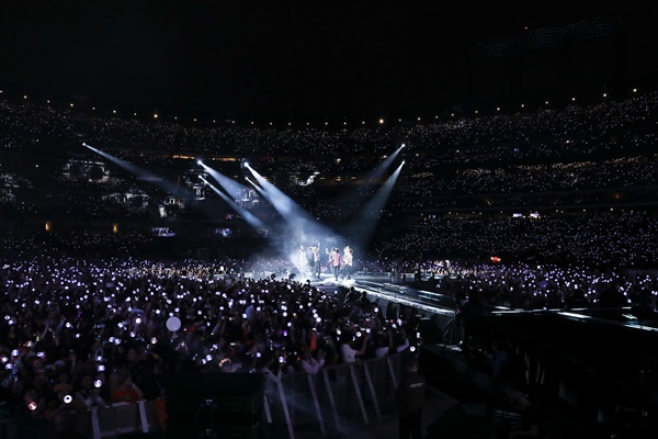 Would you tell me your story? (RM) Group BTS (RM) and 40,000 viewers did not need much to communicate.The story of the two, which was divided into perfect stage and perfect response, filled the three hours of the fall night of New York City perfectly.BTS held a Love Yourself (LOVE YOURSELF) tour at United States of America New York City Field from 7 p.m. on the 6th (local time).It was a performance that concluded the North America tour, which started on the 5th of last month.Those who opened the door with Idol (IDOL) each greeted 40,000 fans gathered at the performance hall.Leader RM said, Welcome here to City Field, BTS World, after inducing a shout.After Sugas greeting, J-Hope said, Im Your Hope. Your My Hope. Im J-Hope (Im your Hope. Youre my home.Im J-Hope) was a delightful introduction that led to a shout: Finally, the performance of Love Yourself New York City City Field has come to an end.I started LA and this is the last night of the North America tour, he said.Jimin said, I can not believe that I will come to City Field. He gave great significance to the first AT & T Stadium performance of Korea Singer.Jungkook was fortunate that something really incredible has happened since the release of Your Self Anwer, and Suga replied, The second Billboard, the start of a new tour, and the United Nations speech.Its a real honor to have the first AT Stadium show at the United States of America, Jean said.It was a real honor, RM said. I remember my speech. I wonder about all the Amis here. Can you tell me your story?Its much more than I really thought, he said, and Im glad I can join you in New York City, and I want you to enjoy the festival until the end, not pushing for safety.In the performance that started in earnest, the members focused on continuing the stage rather than the middle Re-Ment.I was worried about the safety of the fans in the standing seats, and after Re-Ments who led the shouts, I introduced the next stage.The ending Re-Ment was half-inspiring, and Jean thanked the fans for their support in the performance, saying, Its the best, its a huge response.Jimin said, I dont think Ill forget my time here today. Its the best.One man said something very nice last time, and what I said is that our fans are with us with action and passion.I am really the most wonderful fans in the world, he said. I am so grateful that Ami is the brightest in this universe.J-Hope said, This is Cityfield. This place and your support are great.I am not good at English, but I wanted to get closer to you during this North America tour. I hope my heart will be conveyed.It was a beautiful summer with you. Thank you.Is it fun today? Jean said, I was happy every day because of Armie. Its over, but I feel like I can see it soon.Suga said, I thought it was my last performance in North America, but its too bad. The North America tour was the last, but AT&T Stadium is the beginning.You know what I mean. Whats that supposed to mean next year? And then I asked, Ill leave it to your imagination, and were dreaming, and were all doing what you imagined.Well see you next year.Jungkook said, I was able to do the AT Stadium show today at United States of America for the first time. It was an honor and a great Haru.We have received so much energy, strength, and support. We will come back and perform more. I am so happy for you.Finally, RM, who caught the microphone, impressed with the message that was as good as the United Nations speech.Finally, Im the first Korean singer to come to United States of America AT. Thank you very much.This is a really important place for me, because its for music that changed my life, because it changed my life, made me dream, and gave me a new life.Were in New York City with more than 40,000 people, and were looking for ways to love myself through this Love Yourself tour, he said.Your eyes, your love, told me how to love me. What is it that loves myself? What is it that loves yourself?Who can define how to love himself? Finally, he said, Ami, you have defined how to love us, so I dont think I ever intended to, but I think Im loving myself through you.So I just want to say one thing: please let me Lee Yong, please let me love yourself by Lee Yong, and thank you very much.After completing the North America tour, BTS flew to the UK on Friday morning.They are set to tour Europe, which will lead to London, the Netherlands, Amsterdam, Berlin, Germany and Paris, France.