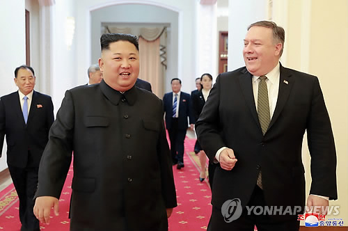 폼페이오 "김정은과 생산적 대화"…美관리 "시간·노력 많이 들 것" (서울 AP/조선중앙통신=연합뉴스) 지난 7일 로이터 통신에 따르면 폼페이오 장관의 방북에 동행한 미국 관리는 "폼페이오 장관의 방북이 지난번보다 좋았지만 시간과 노력이 많이 드는 작업(a long haul)이 될 것"이라고 말했다. '시간과 노력이 많이 들 것'이라는 발언에 비춰볼 때 폼페이오 장관의 이번 방북에서 영변 핵폐기 등 북한의 비핵화 조치와 종전선언 등 미국의 상응조치를 연결하는 합의가 미국 측이 만족할 수준이 아니었을 것이라는 관측. 이와 관련 방북 후 서울에 들른 폼페이오 장관은 문재인 대통령에게 "오늘 북한 방문에서 상당히 좋고 생산적인 대화를 나눴다"며 "트럼프 대통령이 말했지만, 아직 우리가 할 일이 상당히 많지만 오늘 또 한 걸음 내디뎠다고 평가할 수 있다"고 언급했다. 사진은 이날 평양에서 폼페이오 장관이 김정은과 회동장을 향해 함께 걷는 모습.     bulls@yna.co.kr  (끝)