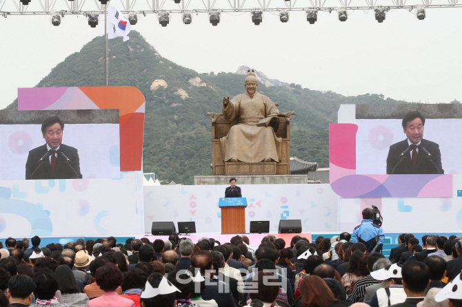 The 70th year of the division of the country is changing the meaning and use of the end of the year in the South and the North, Lee said at a ceremony at the 572nd Hangul Day in Gwanghwamun Square in Seoul.The joint compilation project of the inter-Korean dictionary, which integrates and organizes languages ​​in order to resolve the language heterogeneity of the two Koreas, started in 2005 and was held quarterly every year.Then, the project was suspended from 2016 due to North Koreas nuclear test and missile test launch.When King Sejong gave us Hangul and land, our country was one, he said. But the World Cold War has broken the land and the land in two.We cant slow down the task of knowing and reuniting things that have changed between South and North Korea, he said. If this happens and accumulates, we believe that the day when South and North Korea become fully united can come sooner, as in King Sejong.The earth is the place where people make their lives, and the writing is a vessel that moves with Earl and heart, Lee said. King Sejong gave us both.We should give King Sejong the gratitude that can not be expressed in any words, he said.There are not many people who have both their own words and writings like us, he said.It is almost the only thing that is certain about who, when, why, and how we made it in the forty articles, he said. So Hangul is not just ours, but the assets that World mankind will proudly protect and protect, and World also acknowledges.Hangul is not our own writing, Lee said. The number of World learners learning Korean is increasing.In 2007, the Sejong Institute, which opened its doors to three Europes and thirteen places and taught Hangul, has increased to fifty-seven Europe and seventeen hundred and seventy-four by this year, he said.The young people of World write down BTSs Korean songs and sing together, he said. The government decided yesterday at State Council to give a cultural medal to proud BTS.The government decided to award the Hwagwan Cultural Medal to seven BTS members who contributed to the spread of Korean Wave at State Council presided over by President Moon Jae-in on the 8th.It is our job to keep, refine, and cultivate the words and writings of the Korean people, Lee said. Lets all work together with the Korean Society, academic circles and civic groups, and the government will take the lead.I hope that it will be today to think about the valueless Hangul and the gratitude of King Sejong who made it, he said.binary ironThank you to King Sejong, a bowl that carries Earl and heart, World Young People BTS I am proud to sing Korean songs