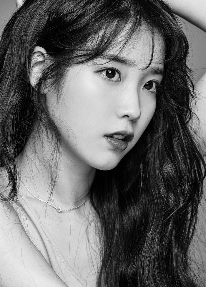 Singer IU (27) celebrated its 10th anniversary, which was, in a single word, growth in the IUs 10 years.IU, who was a 16-year-old girl who was not even awkward in makeup, but was unique in her emotions, grew up as a national sister.She was born as a singer-songwriter and now became the best female musician in Korea. I looked at the minor questions I did not know or knew about IU but forgot.If you chew on the questions, you will feel a little closer to the Singer IU, which is strange but mature and ordinary.#IU and Lee Ji-eunIU started his 15-year-old trainee life with extraordinary sensitivity and music, and debuted in the music industry in October 2008, less than a year later.At that time, IU showed a song called Mia, which was so excellent that it was enough to surprise the music industry, which was popular with cute and youthful idol singers.IU has been a dreamer since elementary school.Before his debut, he liked singers who had excellent singing skills such as spiders and Kim Tae-woo, so he was told that he had decided to become a singer by singing at school athletic meet.Before his debut at Loen Entertainment, IU participated in auditions for various companies. Later, Park Jin-young, producer of JYP Entertainment, said, Every time I see a child, I feel sick.IU often told the broadcast that I lived in a relatives house because of the difficult family situation and went to audition.IUs maturity and extraordinary responsibility, which has not been shaken for 10 years, may have come from this experience.# IU and othersWhen IU talks about the acoustic sensibility, it is his cool guitar performance that can not be missed.Eight years ago, in 2010, the wind gutter, which was called the exclusive property of young people in the 1970s and 1980s, was blown again thanks to IU.According to statistics, the IU has become very hot to play guitar playing, and the sales of guitar have more than doubled compared to the previous year.IU solidified the image of a talented singer by playing guitar and singing shortly after his debut.According to the IU, I practiced guitar in earnest ahead of my singer debut in 2008, and at first I practiced playing only one song hard, but I did not stop playing afterwards.Based on this, IU introduced the evolution of acoustic music based on guitar.#IU and WritingLast year, JTBCs Hyorinees Homestay caught the IU reading a book on several cameras, which is famous for its usual favorite reading.In particular, Alainds average book was underlined and said he liked it enough to read. IUs habit of reading books seems to be largely due to his parents education as a child.The IU said in a broadcast that My parents have never been corporalized, and that when I was wrong, I gave my homework to give a thick book instead of a hawk.It is presumed that the background in which IU was able to write I hate day, palet, Leon, night letter, love of love, lost puppy came from his habit of reading books that indulged books regardless of humanities and pure literature.#IU and collegeThe IU gave up its Admission at the age of twenty, and he told an interviewer that the Admission performance was difficult to get into.However, when IUs music and popularity are taken into account, IUs explanation is far from true because it is possible to Admission Special Celebrity.The IU said, The university is going to include those who have tried.I will not Admission because I can not do my college life properly. In another interview, the IU said, My mother did not have an Admission because of her circumstances, so she wanted to see me Admission to college.I made an appointment with my parents, the IU said.When Friends worked hard at college, they also promised to study Mars as well as to write and study harder than the Friends in college and become a cool person. He surprised me by showing a clear career path and Xiao Xin early on.IU was recognized in the music industry as a singer-songwriter in his early 20s, so IU kept his promise with his parents.Instead of Admissioning to the university, IU is helping to create an IU scholarship that will give the college Admission and tuition fees of students who have difficulty in family life to their alma mater, Dongduk Girls High School.#IU and Yoo In-naAge is not important in friendship, but reality is not. It is common to make friends by looking at similar ages and circumstances.IU and Yoo In-na are different areas with Singer and Actor, and are 11 years old in age, but are closer friends than anyone else.Or perhaps its right to call them soul mates as close as their families, and the two people who have been involved in an entertainment program in the past are famous for building special friendships in the entertainment industry.IU received the album of the year award at the Melon Music Awards last year and told Yoo In-na, I am not a bloodied family, but I am my best friend, my first fan, and thank my muse, Yoo In-na.Yoo In-na also said that his brother IU is more mature than himself, saying that he is mental landlord, friend and brother and the best person I know personally.IU also released a song called You that was made by recalling Yoo In-na.The words contain a desperate affection for I look at things that have nothing to do with a distance and I feel a little lonely and I think of you who wants to see you.# IU gloryIU has firmly established itself as a singer-songwriter with the regular 3rd album repackage Modern Times - Epilogue announced at the end of 2013.Meet me on Friday, which showed high musicality, was loved by catching up with popularity, and the album Palette, produced by 25 IU, became an opportunity to announce the music world of IU only.The remake album once again showed the Acoustic and pure charm of IU and made it become a sound queen.Even if you do not say external accomplishments, IU is a unique being to digest musical diversity from lyrical ballads to dance and acoustic folk music.Thats why many senior singers praise, respect and want collaboration with the IU.Lee Hyo-ri said in an interview in the past, If you talk about a junior singer who will follow me, I would rather talk about IU.He also praised him as a junior who can go far ahead of me with his own completely different level of charm. #IU and nowThe IUs Instagram ID is Dlwlrma.At first glance, it seems to have combined the irrelevant alphabets, but this ID is the letter that comes out when I write the word now as an English type rather than Hangul.Now is my favorite nickname, and now I want to be a gold that is better than silver, in contrast to my real name, Lee Ji-eun.IU also wrote a song called This Now in the 4th album.The lyrics include This day is beautiful and beautiful for us now, I know for sure, and todays fireworks will not end.The IU often confesses to his fan club Yuana about the present IU he feels.Regarding the hot praise and dedication of fans to not wanting to pay, the IU said, I am thinking about how to pay it without forgetting.