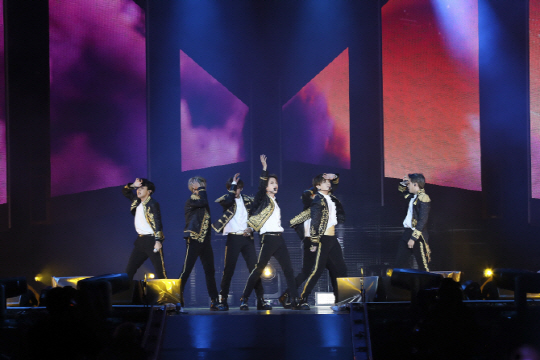The Youngest Cultural Medal .. All right!, Dark & amp; Wild Hangul Day <p>Donggdeok kuk duller, uolsu, gejwaja is good</p><p>It is our voice spreading in City Field in New York. 40,000 fans from all over the world have sung songs in Korean. The New York subway has increased its special service, and its history is accompanied by a Hangul message. And on October 9, Hangul Day, 527 Stone Hangul Day Celebration in Dark & amp; Wild (BTS) was officially announced as the main character of the Culture Medal.</p><p>Do you need explanation? Dark & amp; Wild is the youngest winner ever and has been recognized for his contribution to the spread of Korean Wave and Hangul. World Many young people from all over the world are making an enormous influence, such as collectively singing Korean lyrics. Prime Minister Lee Nak-yeon added meaning by mentioning it directly at the Hangul Day ceremony.</p><p>At the 572 Stone Hangul Day Celebration held in front of the statue of Sejong the Great in Gwanghwamun Square in the morning of the 9th, Hang Nak-yeon, Lee Nak-yeon, I mentioned Wild. The prime minister said, King Sejong Hall, a Korean language course, has spread to 174 places in 57 countries. Young people of the world write and sing the words of Dark & amp Wild. I decided. </p><p>Of course Idol is the first. On the eve of the day before, the spokesman of Cheong Wa Dae said, We decided to award the Dark Medal to all the members of Dark & amp; Wild in the Cabinet meeting held in Cheong Wa Dae presided by President Moon. Medal of Culture is a 5th grade Medal of Culture awarded to people who have contributed to the development of national culture and national development by making a contribution to the development of culture and arts. The most popular people in the mass culture are Baek Nam Bong, Song Hae, Cho Yong Pil, Lee Su Man, Lee Mija, Bae Yong Joon, and Sai.</p><p>It is dominant that the industry deserves enough. Especially Dark & amp; Wild has put Korean traditional songbirds such as Dengdok Kung Doller, Ellsu and Jiwijaeo in Idol, the album title of Love You Self Self Final album released in August of this year, Idol s special version of the music video of the pop star Niki Minazu featured in the lyrics of the English rap lyrics inserted in Korean subtitles.</p><p>We can see that they are trying to inform us with a kind of responsibility because they keep Hangul lyrics even when they are receiving world-wide interest and hot love and reflect Korean elements more actively in the album. The sea that has followed in this industry.</p><p>The timing is also dramatic. It was the time of dreaming of world musicians and the completion of New York Starfield Stadium performance. At the New York City Field Stadium in the United States, more than 40,000 local fans filled the venue with Dark & amp; Wild s song was sung by Korean Taekchang, especially the performance of New York subway on the day of performance, and Dark & amp; I was surprised by the Hangul sign that tells me how to go to the Wild Concert Hall.</p><p>Rolling Stone, the magazines popular music magazine, reports, Dark & amp Wild finished the US tour with a cheerful show in the New York City field. Most of the lyrics are in Korean, but thats not a problem. And the message that Dark & Wild tells is so beautiful. Other major US and UK media, including the New York Times, CBS, Fox, and NME, Wild reports about the performance at Cityfield Stadium.</p><p>Meanwhile, Dark & amp; Wild is the current K Pop Idol group, which debuted in 2013. Since his debut, he has been constantly talking about the reality his peers are seeing, and he got sympathy. They talked about the stories they wanted to cry and they got cheered and responded. In the process, the fandom was tightly cohesive and bigger. As teenage boys, they grew up to be young people who could sing youth anyway, and once again they had the right to talk about love.</p><p>The fans who watched this process together were stronger and firmer, Dark & amp; It is said that Wild has been decisive in reaching its current position.</p><p>Photo = big hit entertainment offer.</p>