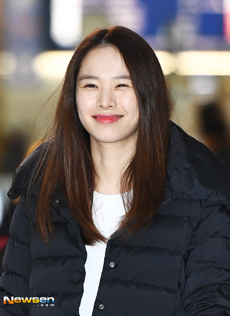 Actor Jo Yoon-hee departed for Fukuoka, Japan, showing airport fashion through Incheon International Airports Terminal 1 on October 9th.Jo Yoon-hee is heading to the departure hall on the day.On the other hand, Jo Yoon-hee married actor Lee Dong-gun in September last year and got married in December of that year.yun da-hee