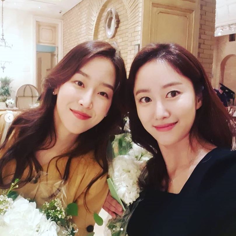 Actor Jeon Hye-bin takes Celebratory photo of JTBCs new Monday Drama Beauty InsideIn addition to the photo, Seo Hyun-jin and the self-portrait was released.Jeon Hye-bin recently wrote on her Instagram account: Oh World is blooming! Finajmaing. I love one World. My love Seo Hyun-jin.I uploaded several photos with the article Coin Princess VIP with 10 ratings.In the open photo, Jeon Hye-bin and Seo Hyun-jin are smiling brightly and face-to-face, and the affectionate appearance of the two people makes us guess the sticky friendship.The fans who responded to the photos responded, I like the relationship between the two Hae Youngs, and Hye Bin sister and Hyun Jin sister are pretty.kim ji-yeon