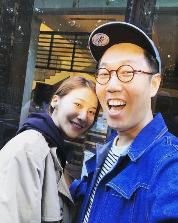 Actor Yoo In-young has revealed his tender time with Kim Young-chul.On October 8, Yoo In-young posted a picture on his instagram with an article entitled How well do you fit in? By chance. Young-cheol brother studying.The photos show Yoo In-young and Kim Young-chul smiling brightly, and Kim Young-chuls warm smile and Yoo In-youngs brilliant beauty attract attention.delay stock