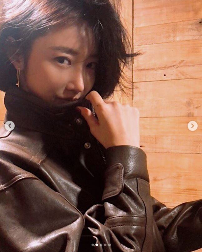 Actor Go Joon-hee boasted of her still-sweet bob beautyGo Joon-hee posted several photos on her instagram on October 9, along with an article entitled Fall is coming (Fall is here).Inside the photo, Go Joon-hee is seen posing in various poses in a flimsy Brown leather jacket; Go Joon-hees chic charm stands out.Fans who responded to the photos responded such as Autumn Woman, Real Goddess and Whatever You Do.kim ji-yeon