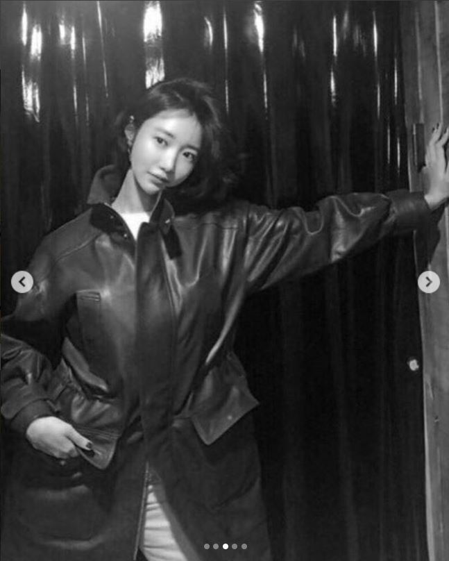 Actor Go Joon-hee boasted of her still-sweet bob beautyGo Joon-hee posted several photos on her instagram on October 9, along with an article entitled Fall is coming (Fall is here).Inside the photo, Go Joon-hee is seen posing in various poses in a flimsy Brown leather jacket; Go Joon-hees chic charm stands out.Fans who responded to the photos responded such as Autumn Woman, Real Goddess and Whatever You Do.kim ji-yeon