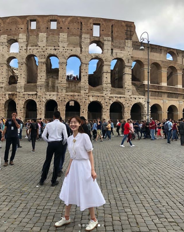 Actor Han Sun-hwa from Group Secret celebrated his 29th birthday in Rome.Han Sun-hwa posted several photos on her instagram on October 9 with the caption, Thank you so much for your trip... ...and your 29th birthday in Rome.The picture shows Han Sun-hwa holding a cake, smiling shyly, and Han Sun-hwas innocent figure walking in front of the Colosseum in another photo.The fans who responded to the photos responded such as Happy Birthday, It seems to be more beautiful and Beautiful.delay stock