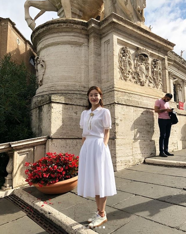 Actor Han Sun-hwa from Group Secret celebrated his 29th birthday in Rome.Han Sun-hwa posted several photos on her instagram on October 9 with the caption, Thank you so much for your trip... ...and your 29th birthday in Rome.The picture shows Han Sun-hwa holding a cake, smiling shyly, and Han Sun-hwas innocent figure walking in front of the Colosseum in another photo.The fans who responded to the photos responded such as Happy Birthday, It seems to be more beautiful and Beautiful.delay stock